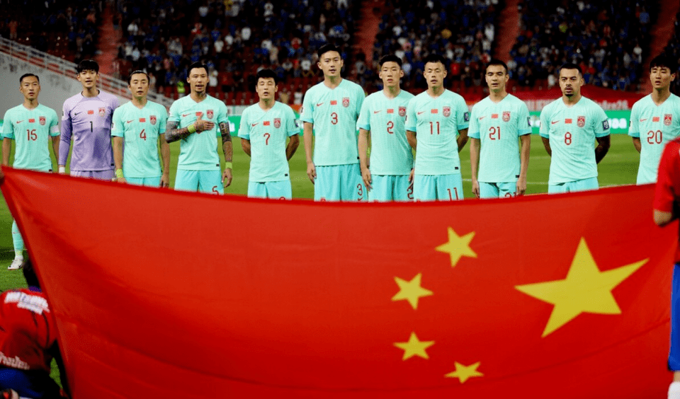关于中国足球报道：多队交锋备战场上技术脱颖而出的信息