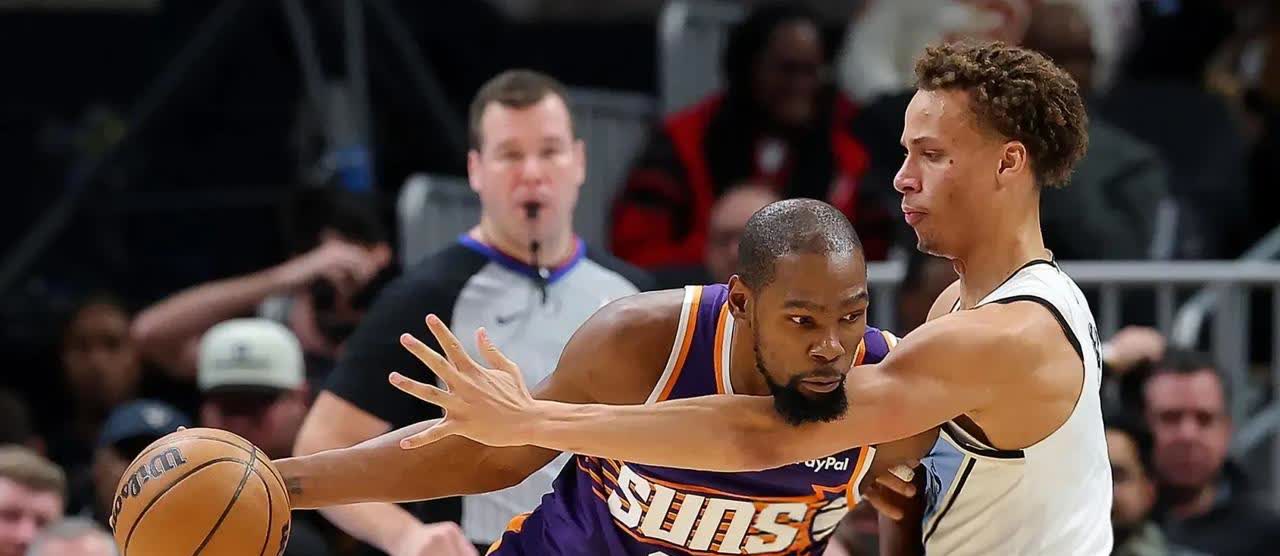 NBA球员在场上突破对手防线
