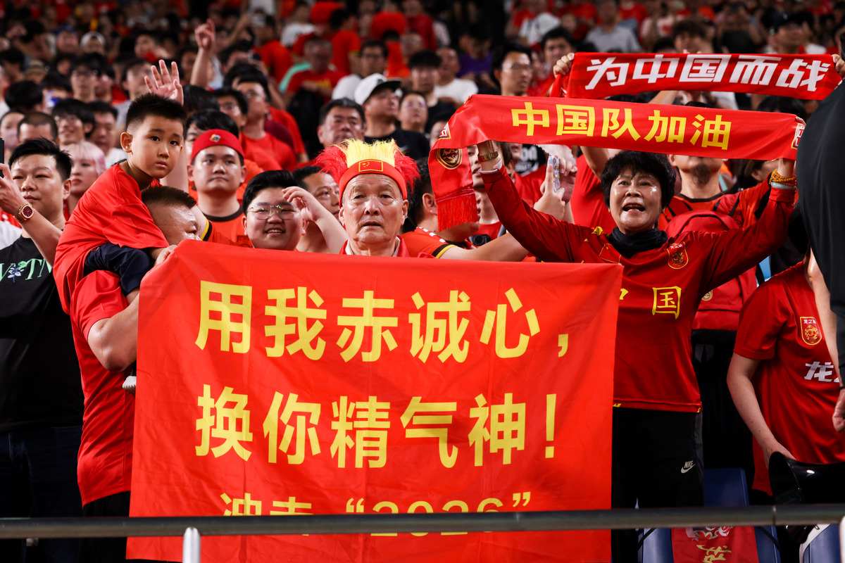 观众热情助威，运动员勇往直前