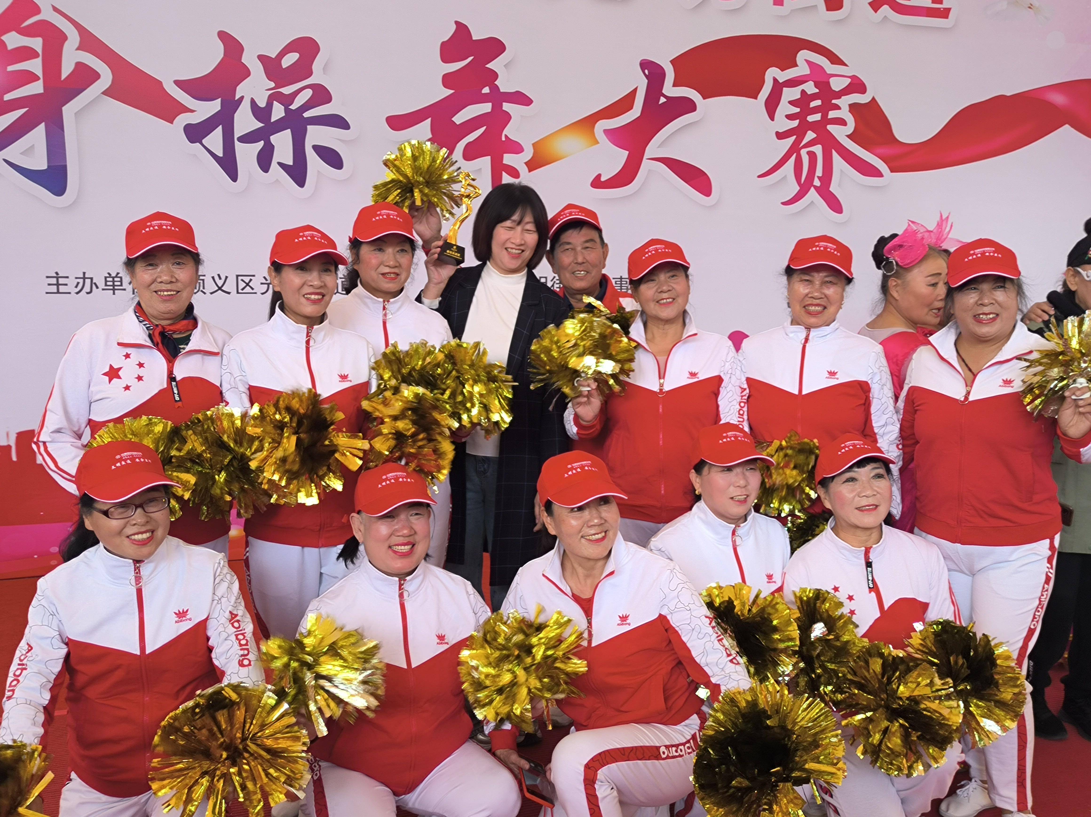 观众热情助威，运动员勇往直前