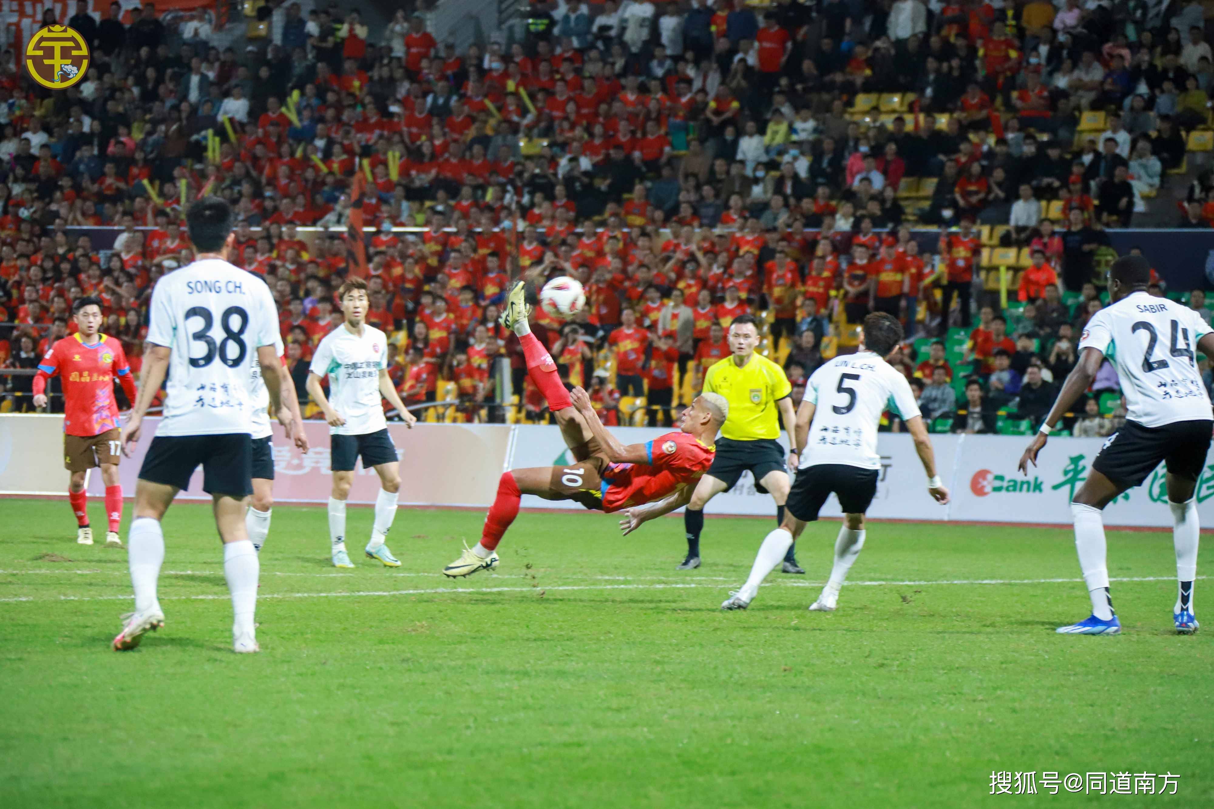 足球比赛赛场上情绪高涨，观众热情呐喊