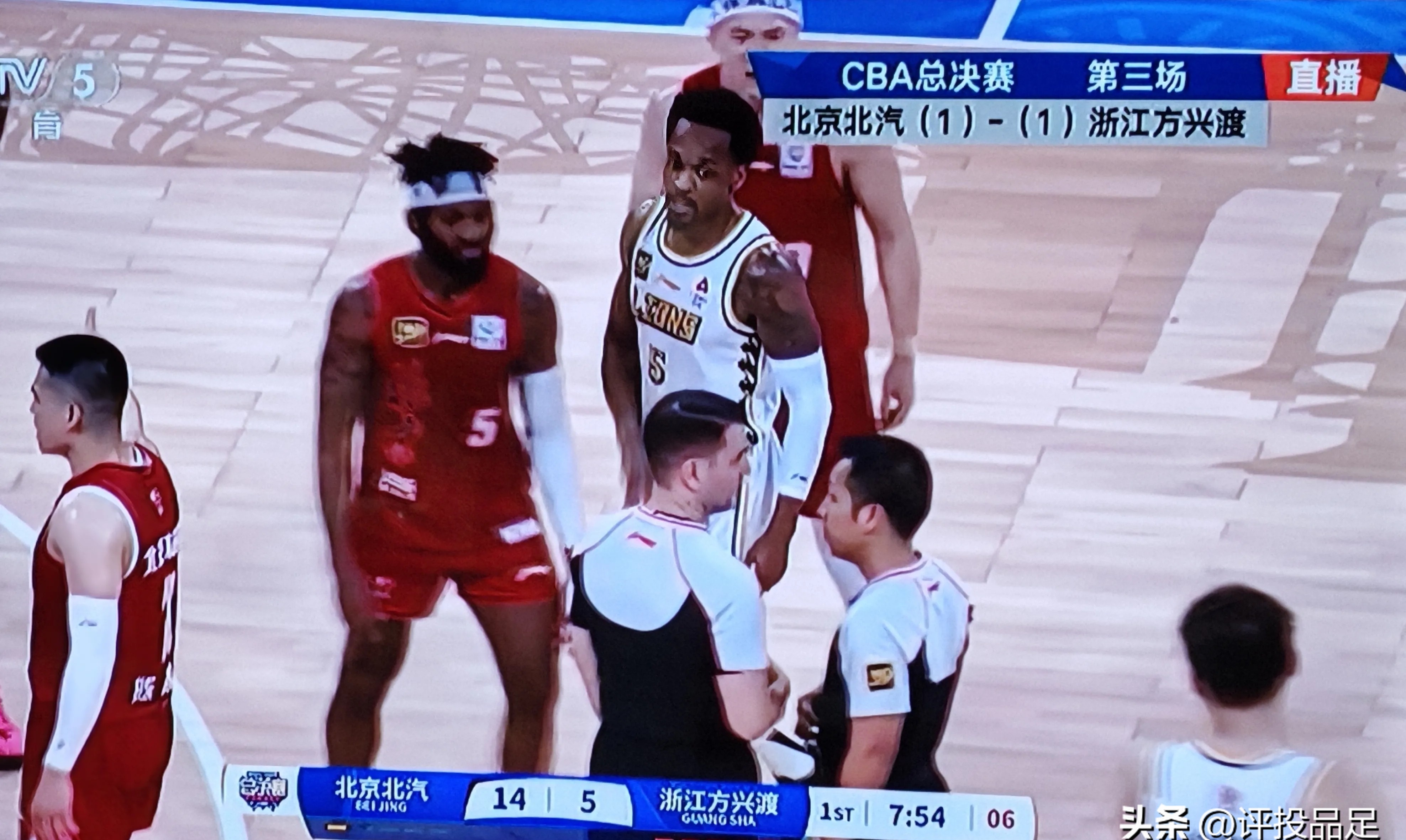 精彩对决！球队连扳3球，战胜对手晋级
