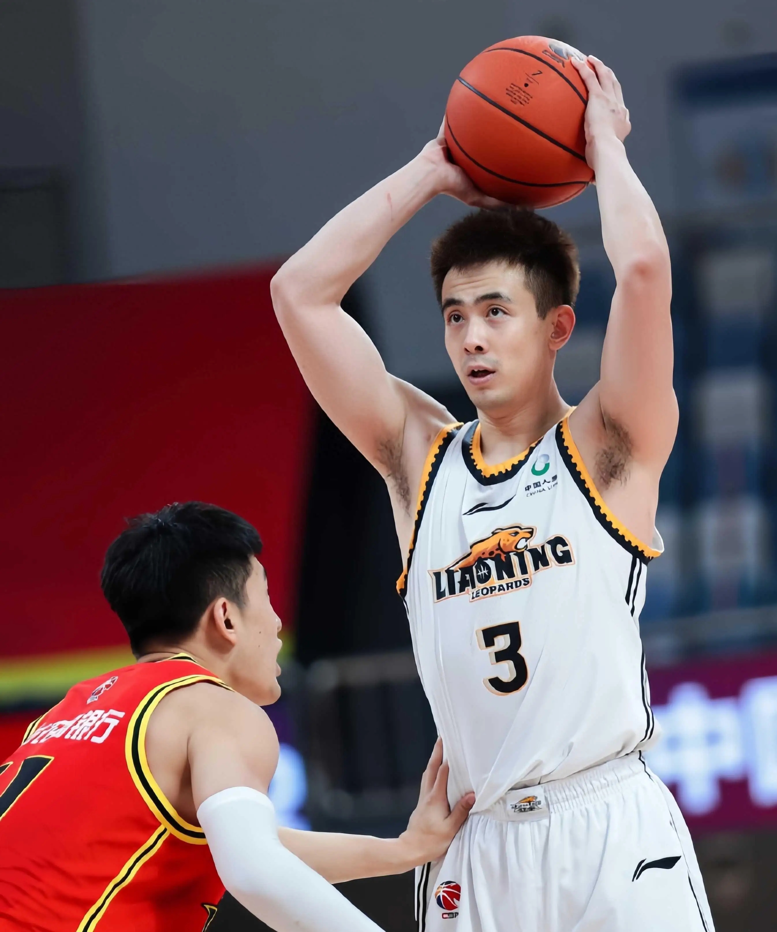 浙江男篮大胜，困境中崭露头角