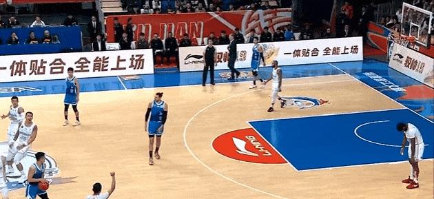 篮球赛场硝烟弥漫，看球员如何绽放全新辉煌！的简单介绍