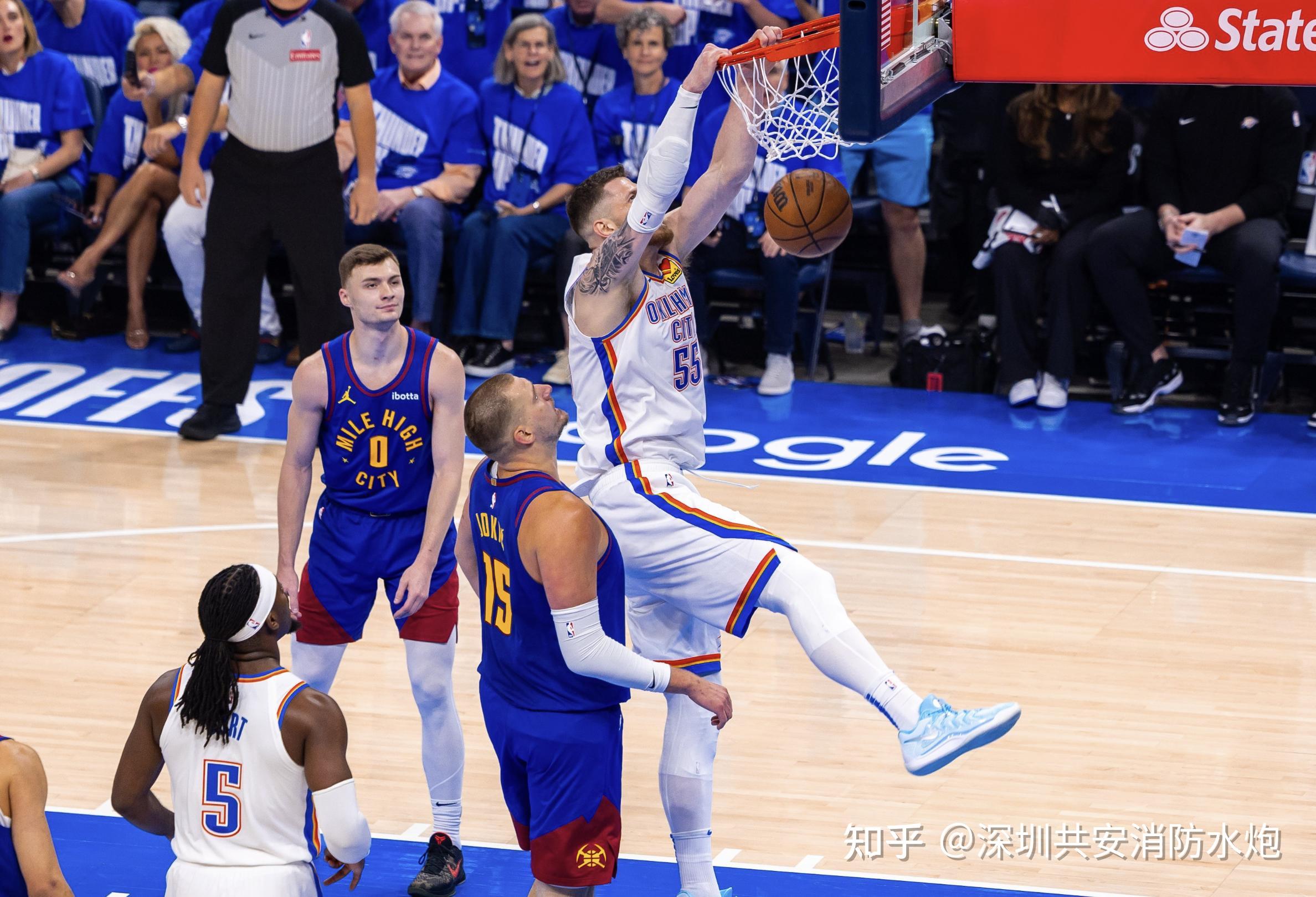 NBA季后赛战况激烈，每场比赛都扣人心弦