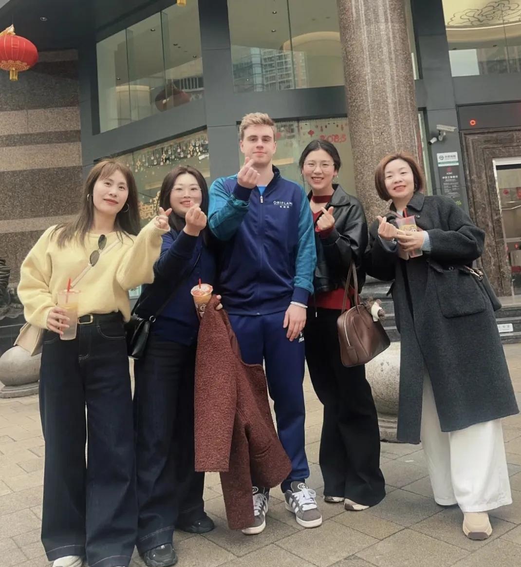 BRO力克HKA，Doinb完成史诗逆转鏖战多局成都决赛之夜，让粉丝疯狂欢呼