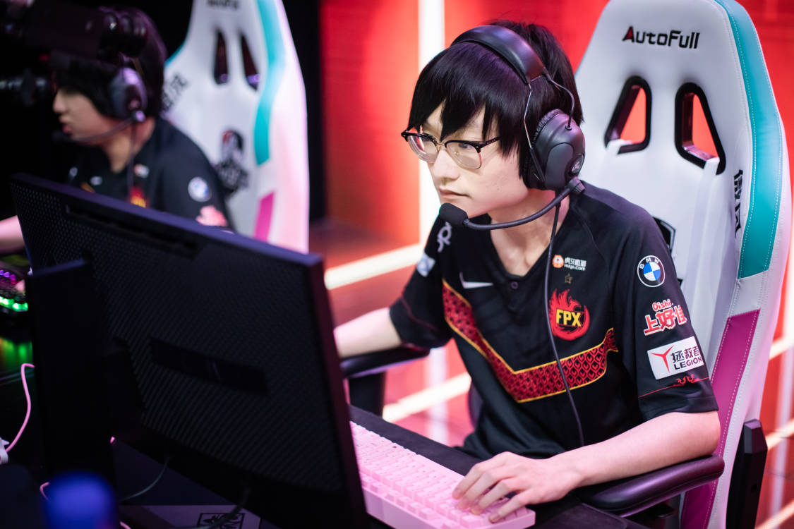 CLG鏖战FLY，Doinb极限生还后反打顶尖较量淘汰赛，留下经典瞬间