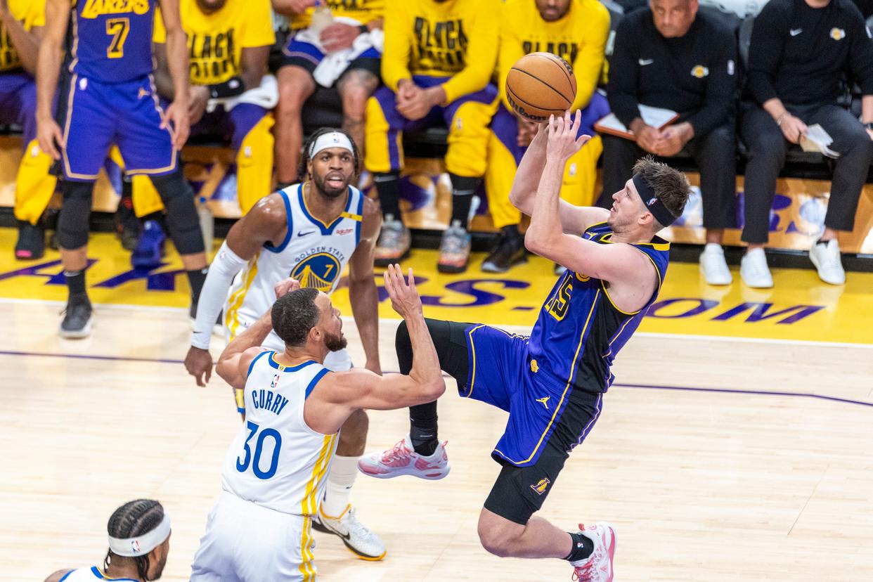 NBA季前赛开始首战,湖人力克勇士 NBA季前赛开始首战,湖人力克勇士