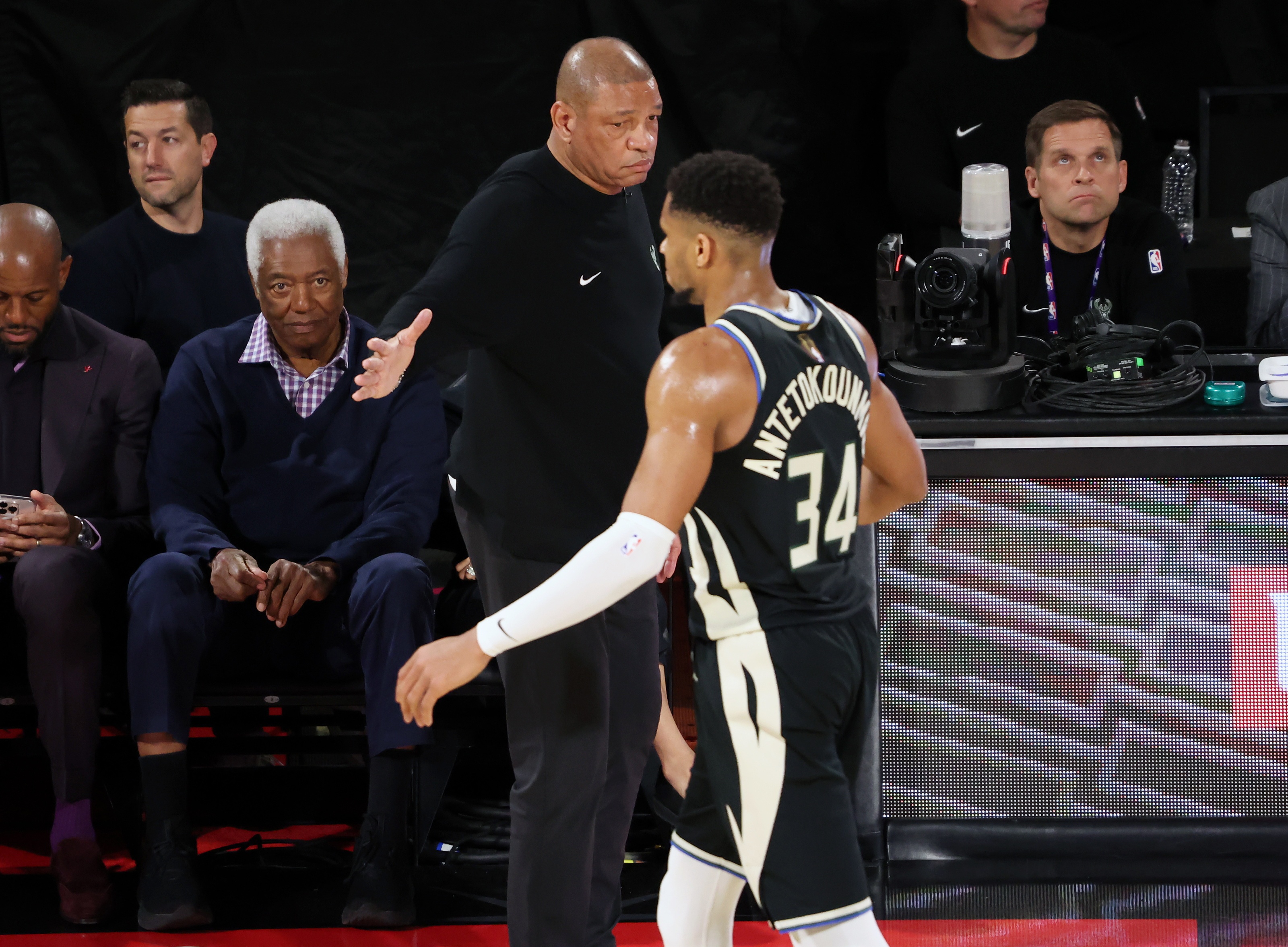 包含雄鹿主场战胜76人，字母哥再现全面表现的词条