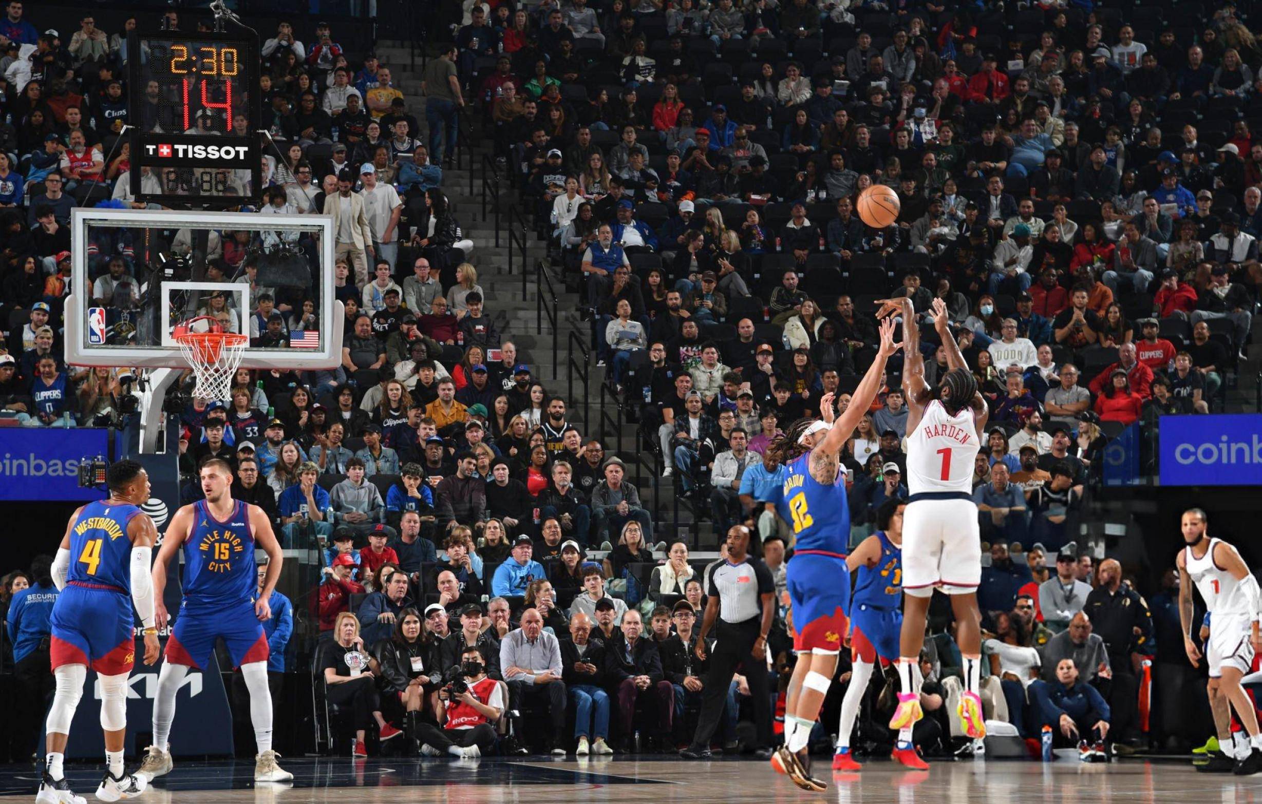 火箭战胜开拓者，哈登继续砍下得分