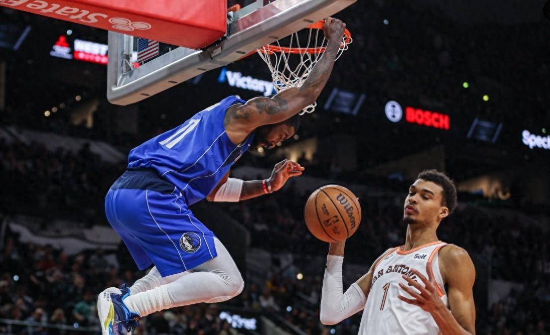 篮网双星领队大胜马刺,欧文发挥出色 篮网双星领队大胜马刺,欧文发挥出色