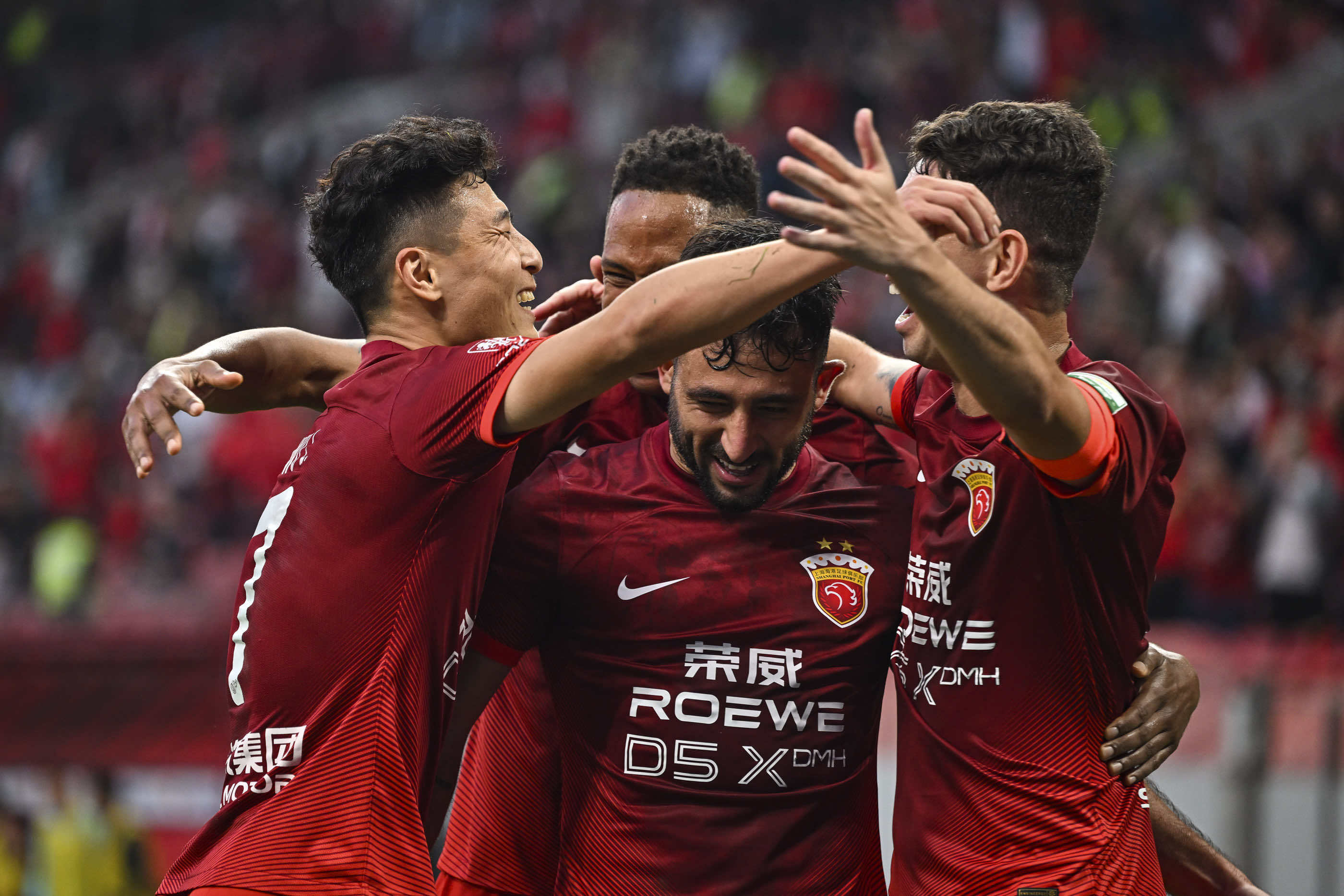 中超球员披荆斩棘,勇夺多项国内联赛桂冠 中超球员披荆斩棘,勇夺多项国内联赛桂冠