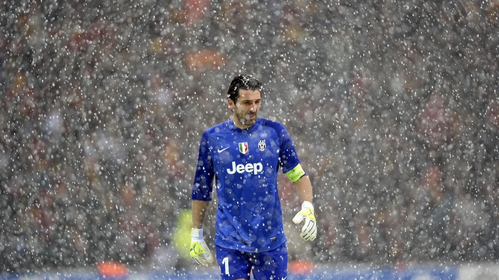 铁幕与利刃,当巴斯托尼筑起高墙,拜仁如何将利物浦的红色浪潮化为涓涓细流