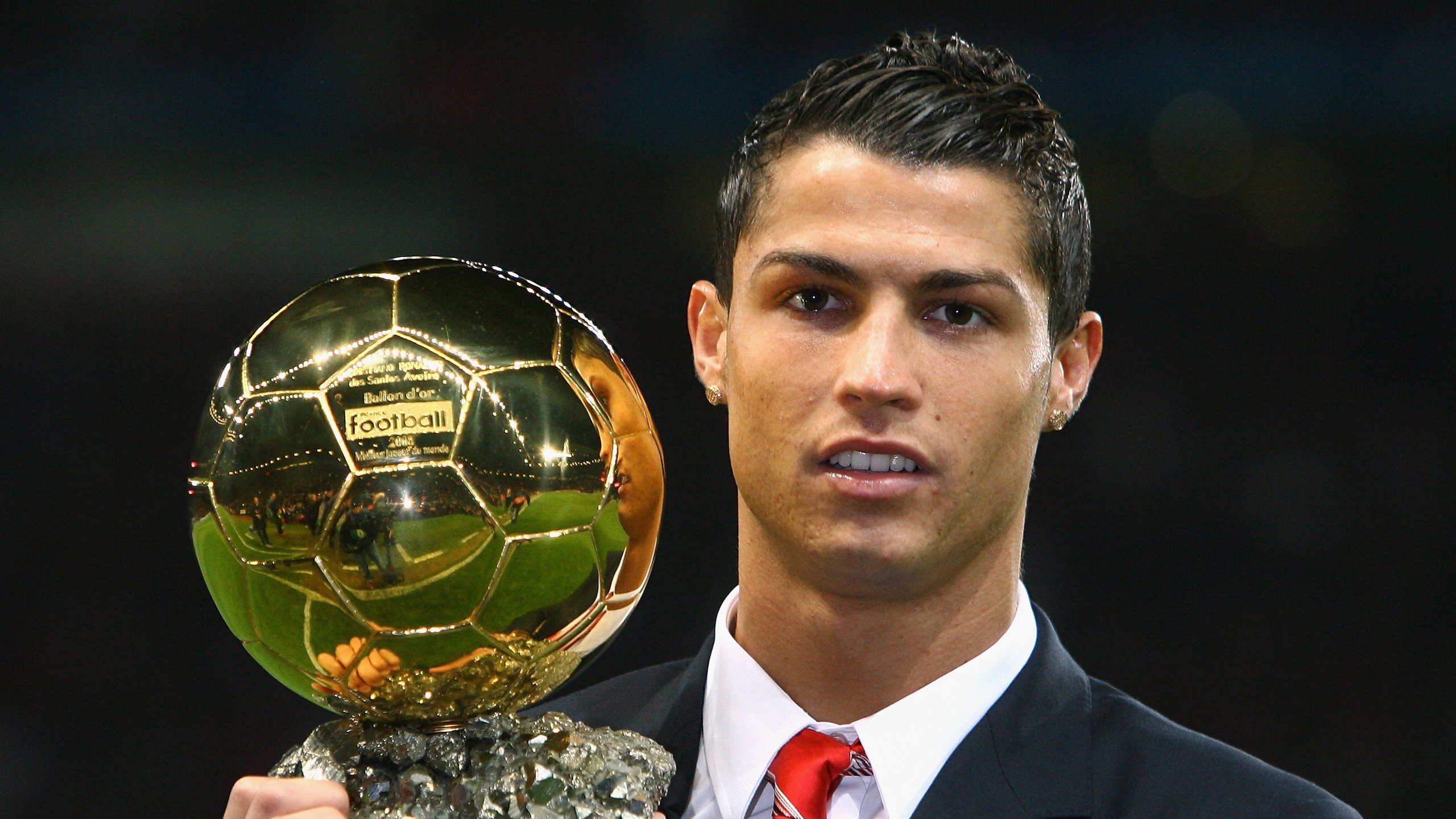 鏖战与闪耀,绿茵场上的双城记